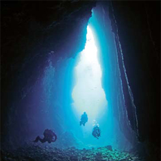 Prize-winning cave and divers by Nick Taylor
