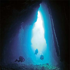 Prize-winning cave and divers by Nick Taylor